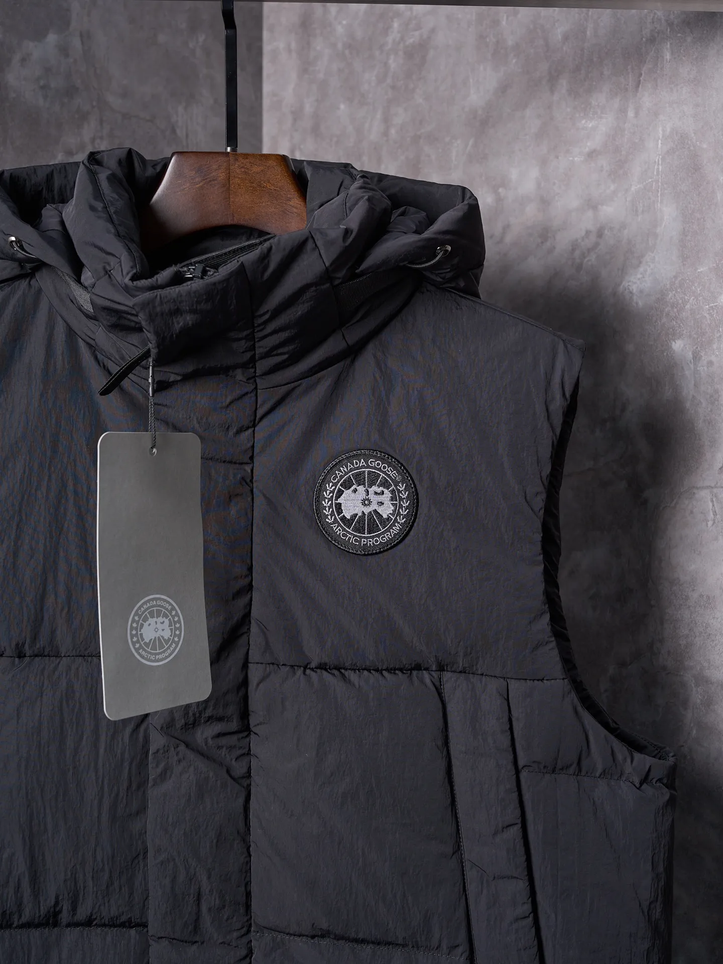 P760 Actual hanging auction] CANADA GOOSE/Canada Goose hooded down vest with logo and embroidery [Ready stock] S M L  The selection of high-quality protective nylon fabric not only enhances the wear resistance of the surface, but also takes into account wind resistance, ensuring excellent performance in various harsh weather conditions.  Three-dimensional quilting process: Precision thread reinforcement to prevent velvet drilling and ensure that the fluffy and resilient elasticity lasts as new.  The ribbon is woven with polyester as the base, and the brand letters are decorated on the ribbon through high-precision computer embroidery. The edges of the pattern are clear, the stitches are fine and even, and multiple layers of embroidery threads are stacked to enhance the three-dimensional effect.